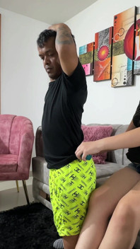エッチな妊娠中の義理の妹は、私の豊かで巨大なペニスも小さいと信じて測定します。