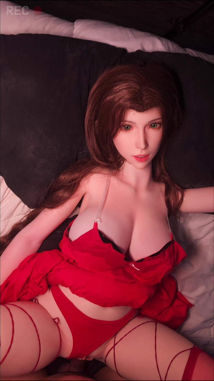 Tifa Lockhart doll: Date Night with Aerith in Her Red Dress