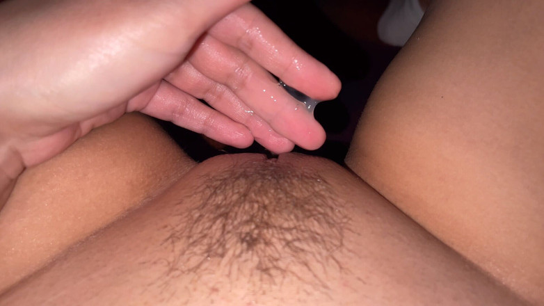 Solaella: Moje kundička je celá mokrá! Masturbace v první osobě.