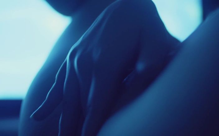 Adalina Smith: Blå humör - slow motion, sprutning, närbild