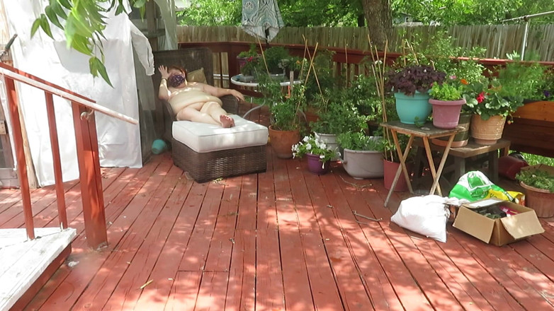 BBW nurse Vicki adventures with friends: Wasserschlauchspaß mal nackt vor bBW Krankenschwester Vickib looper