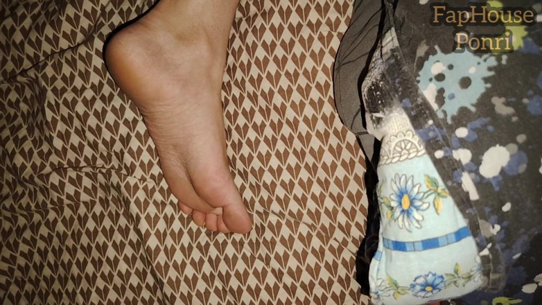 Milasha Ponri: Min styvsyster lät mig röra vid hennes ben.