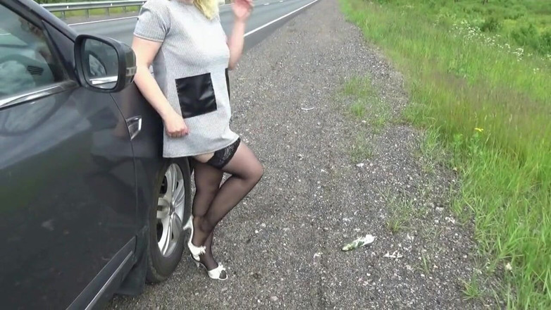Nylon-Heels: 道路で、熱い熟女は彼女の猫を示しています