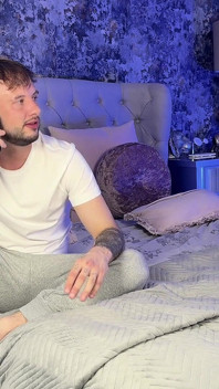 Nadržená MILF dostane eldestova přítele do anální kolíku a on ji prstí
