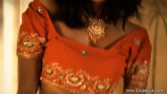Eleganxia: Penari telanjang India yang cantik menunjuk-nunjukkan tubuhnya