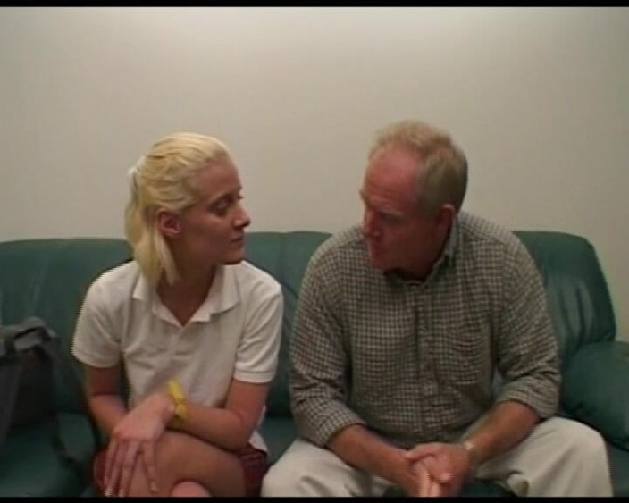 Golden-X-Tapes: Blonde rijpe slet vingert druipend poesje en likt schoon