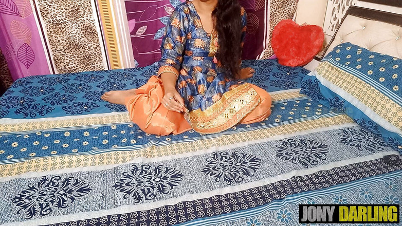 Jony Darling: 没有女朋友，所以留下继母一个人，在家玩得很开心，继母也变成了妓女。