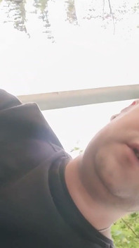Kouření venku a ukazování koulí a měkkého neobřezaného ptáka