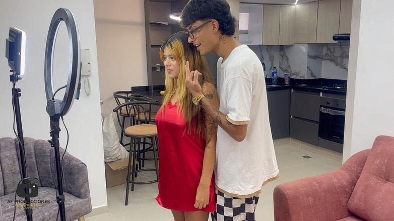 Gabriela Wish: Io aiuto la mia sorellastra carina con i suoi social...