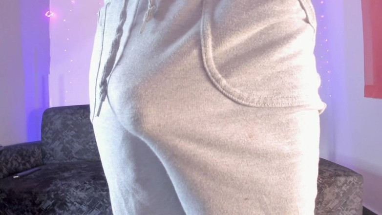 Tomas Styl: 라티노가 회색 스웨트셔츠 안에서 카메라 앞에 배를 보여준다