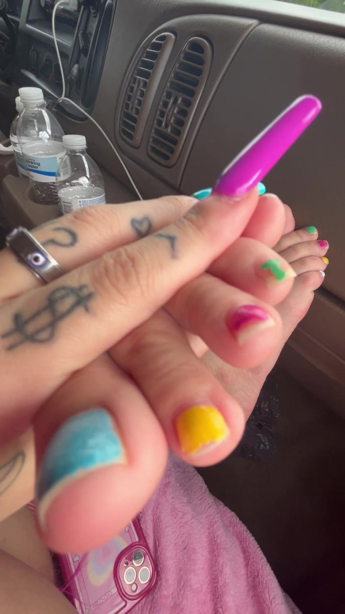 Nali Marie: POV 발바닥에 발로 밟기- 주름진 발을 타고 작은 발 페인트 발톱 아치
