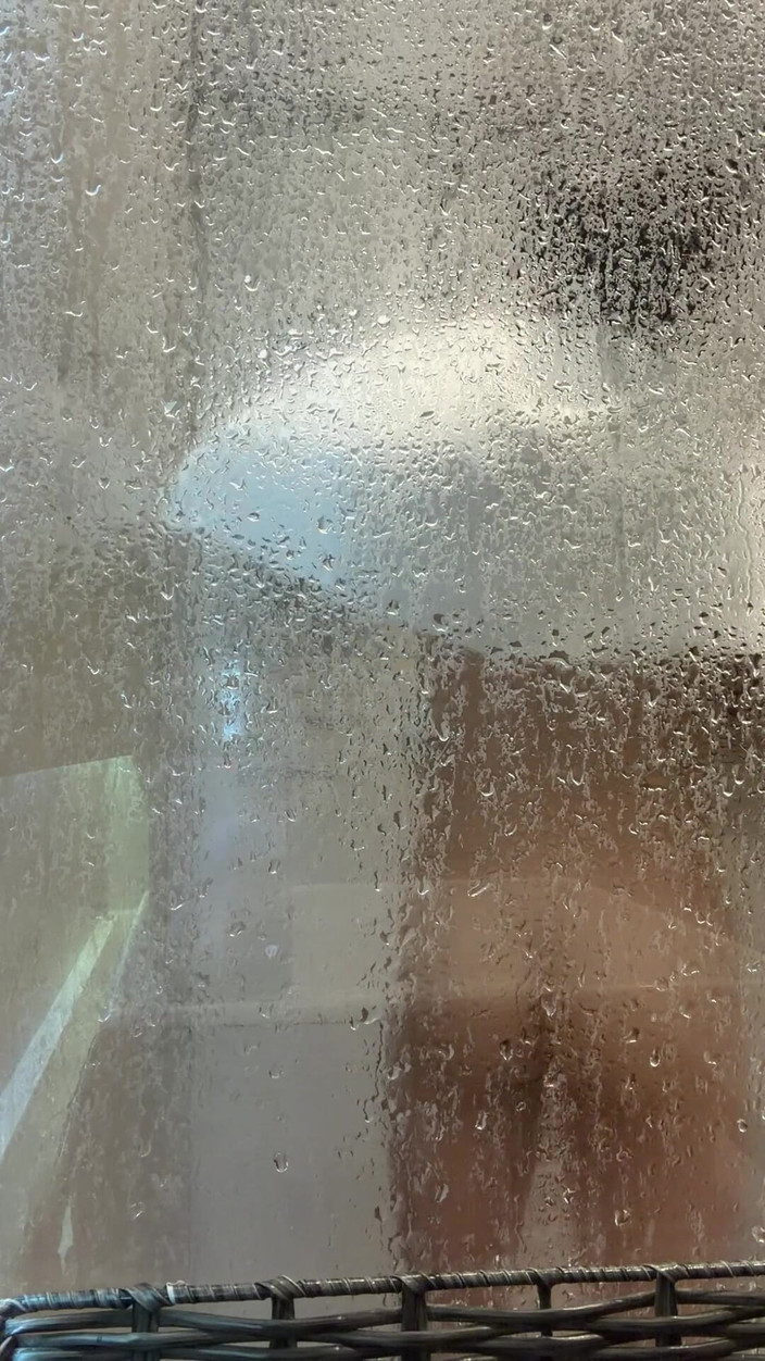 joanraay: Abang tiriku datang berkunjung dan membiarkan pintunya terbuka saat dia...