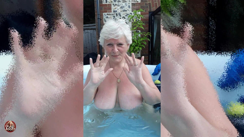 Uk Joolz: Festa Lesbica Delle Tette Nella Vasca Idromassaggio!