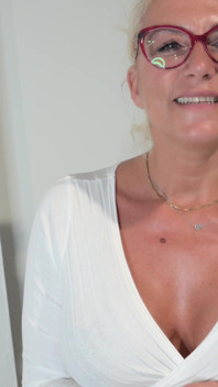 375 | MILF pisst, rimming, analer prolaps trinken, pinkeln