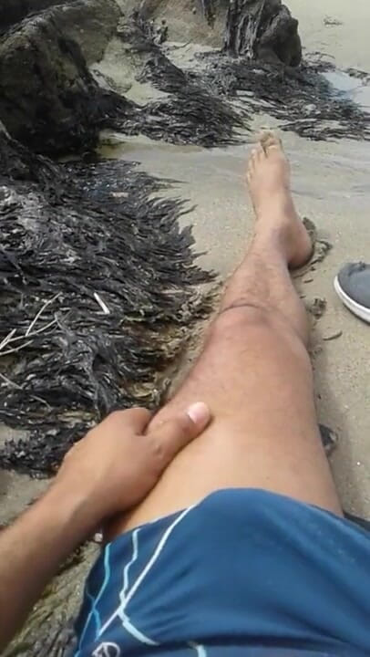 Boy top Amador: Melancap di luar di pantai