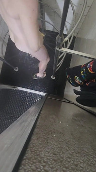 Całe ciało wypełnione strumieniami wody Rewelacyjny upper view steam szkocki prysznic
