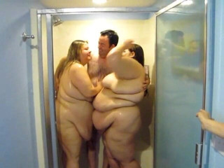 BBW nurse Vicki adventures with friends: 2bbws en 2 jongens in één douche, wat een nat plezier