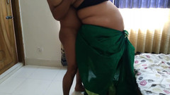 Aria Mia: जब मेरी सौतेली मम्मी घर पर नहीं होती है तो मैं अपनी देसी नौकरानी को चोदता हूं जबकि वह मेरा कमरा साफ कर रही थी!