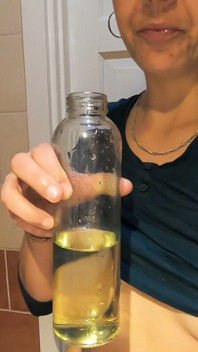 Beky bebe seu próprio xixi
