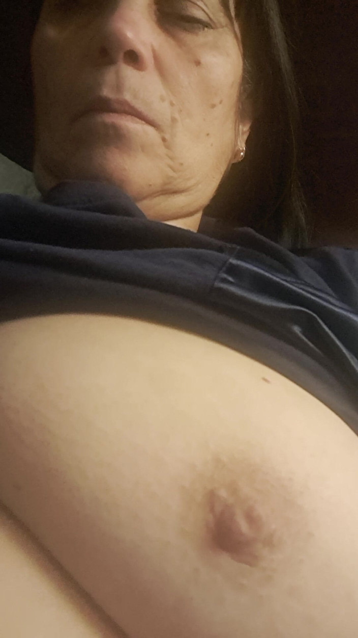 Mommy big hairy pussy: सौतेली मम्मी के स्तन निचोड़ते हैं