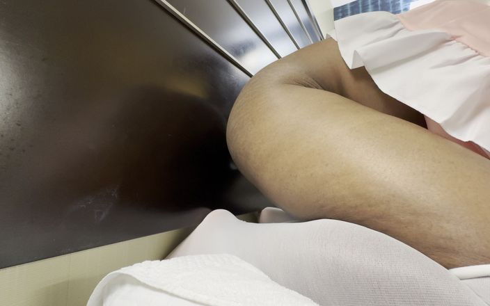 SissyHousewife: Bakire kadın kılıklı ev hanımı ilk kez dildoyla sikiliyor