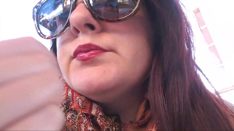 Nicoletta Embassi: Fetiche con lápiz labial rojo