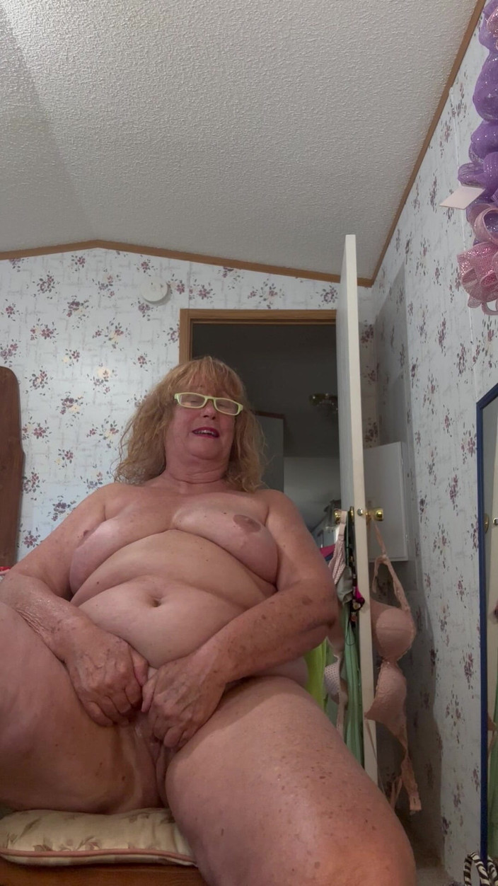 Big Ass 4 U: Masturbace, mokrost a sténání pro babičku