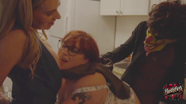 Busty Bexx: milf(chodne laayak mammi) N Cookies, gibby the clown aur sierra...