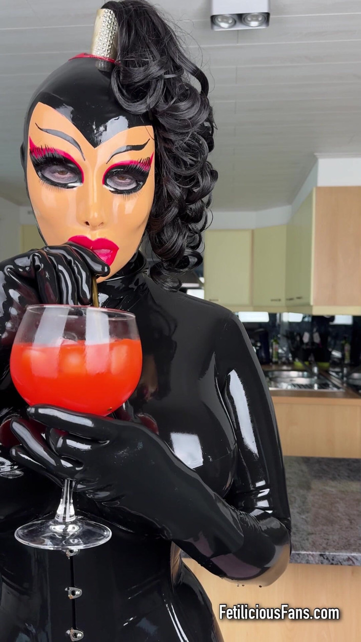 Miss_Fetilicious: Une journée ordinaire dans ma vie en latex