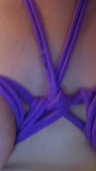 Nyloned, mit ball geknebelt und im hogtie
