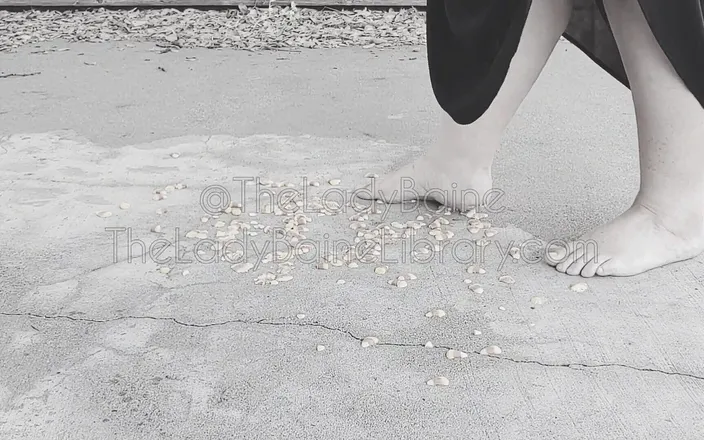 TheLadyBaine: SSBBW barefoot demoness candy corn crushing