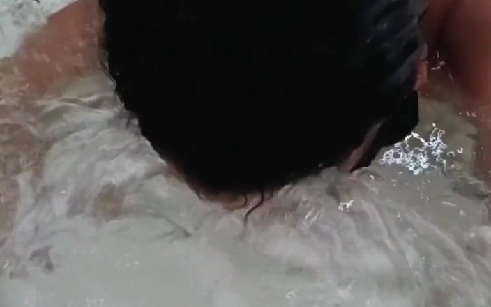 Anabel 693: 水下，戴着眼睛吹泡泡