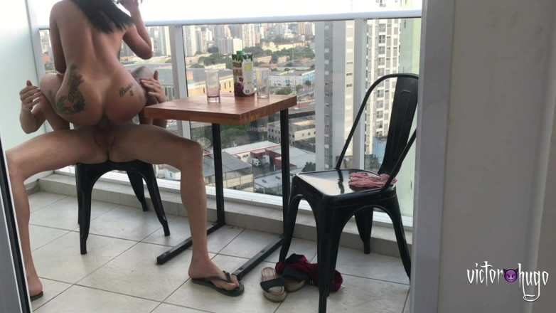 VictorHugo: Teniendo sexo con mi esposa en el porche