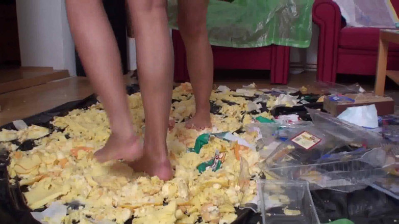 Foot Girls: Schlampen trampeln essen im wohnzimmer