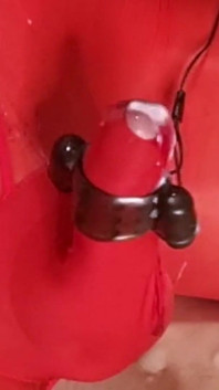 Cowok berumur ini muncrat di balik bodysuit banci sambil ngentot kontol tebal sampai dicrot di dalam