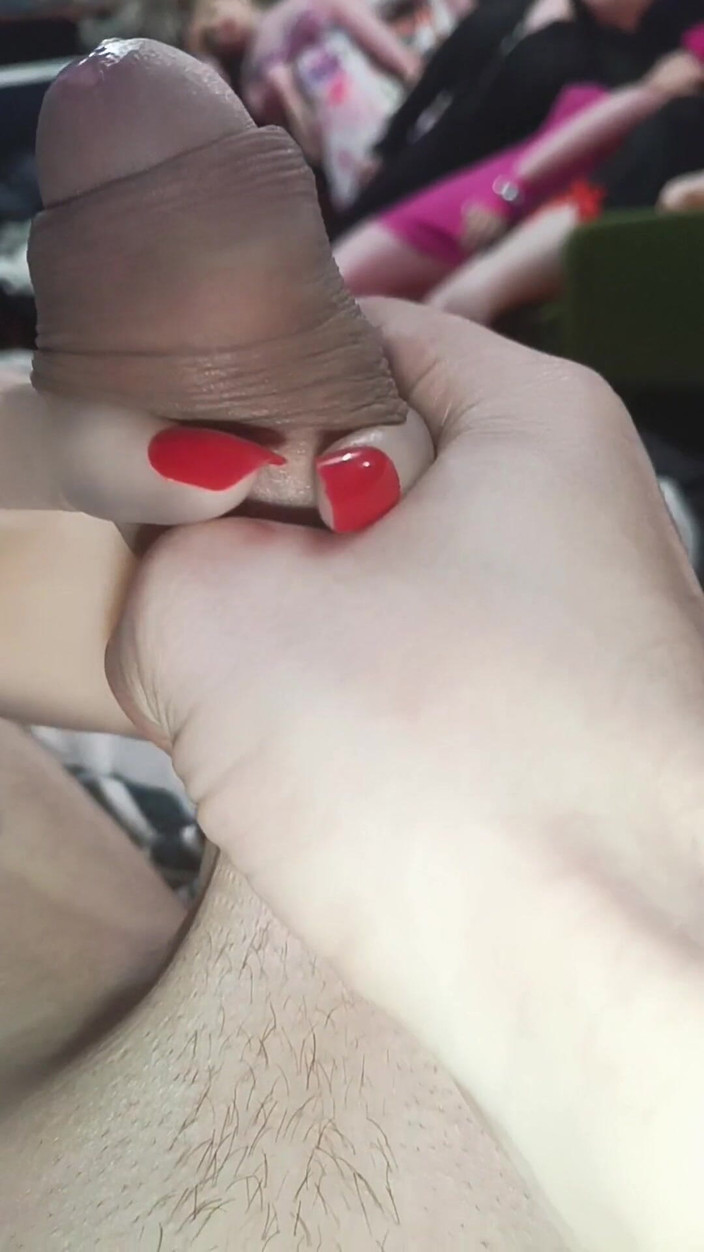 kickerscooter: Red Nails Ręczna robota i footjob