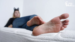 Czech Soles - foot fetish content: Gadis remaja skategirl keseleo pergelangan kaki dan main kaki besar...