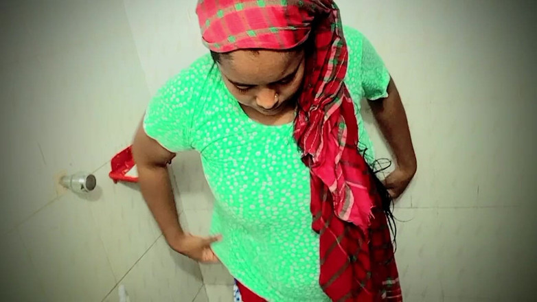 Riyamoni: 화장실에서 목욕하는 연인. 나는 그녀의 목욕이 그녀의 목욕에 숨어 있는 것을 보았다.