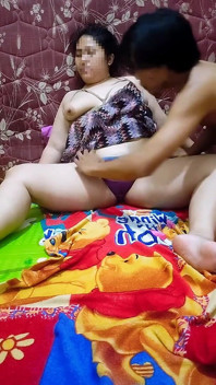 Mempamerkan Tubuhnya Yang Seksi. Dengan Memakai Pakaian Dalam. Di Hadapan Lelaki Asing.