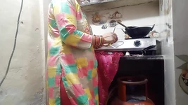 Började knulla bhabhi bredvid medan hon lagade grönsaker hemma