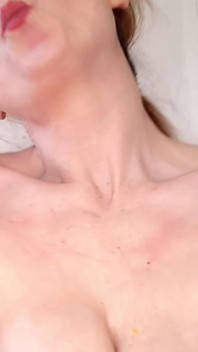 Cewek nakal ini lagi asik muasin memeknya pakai vixen dan fetish lehernya