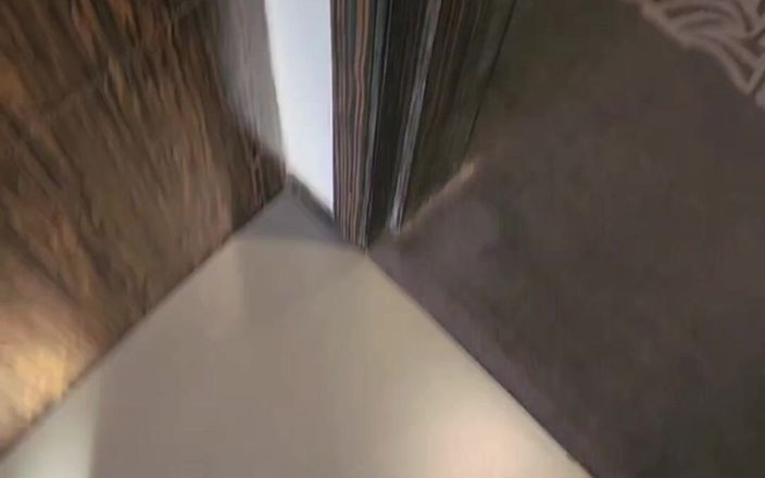 Taiwancdgirl: Vor dem Hotelspiegel masturbieren und dann aus dem Zimmer gehen