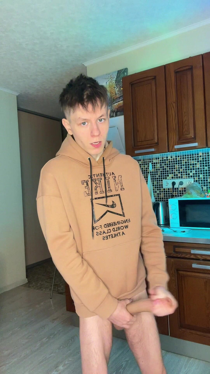 Morflot24: Non riuscivo a smettere di accarezzare il mio grosso cazzo...