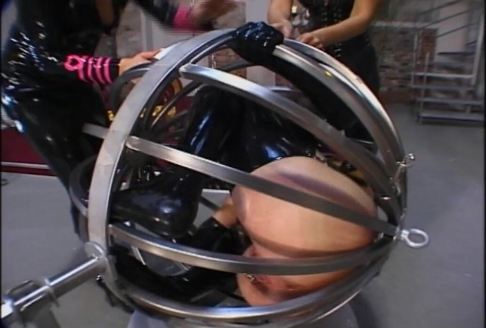 Absolute BDSM films - The original: Intrappolato in una gabbia