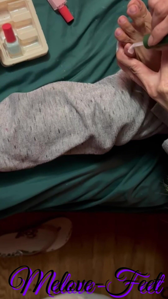 Naelor: Melove Cleaning Her Small Feet and Doing Her Nails