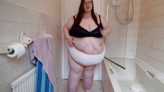 SSBBWLadyBrads: SSBBW Protahovací cvičení v podprsence a tangách