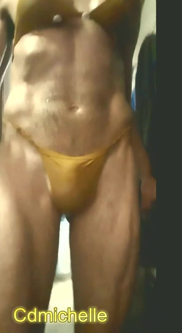 Crossdressers Cd Michelle wearing sexy lingerie: Cdmichelle Bär Sexig Solbränna Och Gul Baddräkt