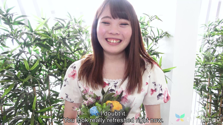 Tenshigao: Japonesa trabalhadora do café Yuko Mukai brinca de vestir um...