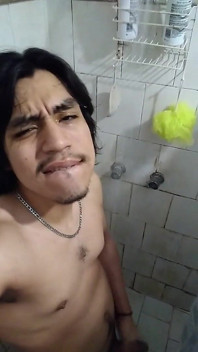 Mírame Como Me La Jalo Entre El Agua