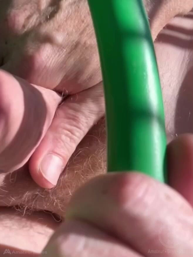 AmateurBoysPissing: Ragazzo Zenzero Fa La Pipì in Una Lattina Annaffiata Davanti...